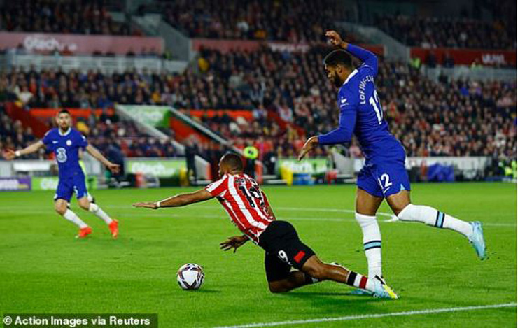 Mbeumo ngã sõng soài sau pha va chạm với Loftus-Cheek