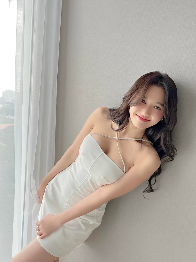 Người đẹp cũng biến hóa đa dạng phong cách thời trang, lúc cá tính, sexy, khi lại hóa nàng thơ mong manh, thuần khiết.