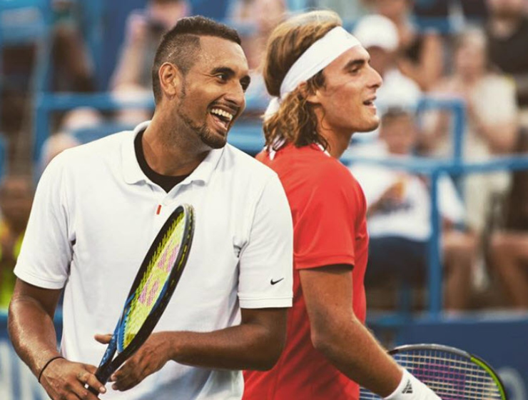 Kyrgios (phải) thắng Tsitsipas tại Wimbledon 2022