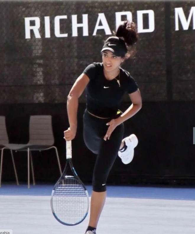 Tay vợt trẻ xinh như hoa hậu mơ được như Serena Williams - 1
