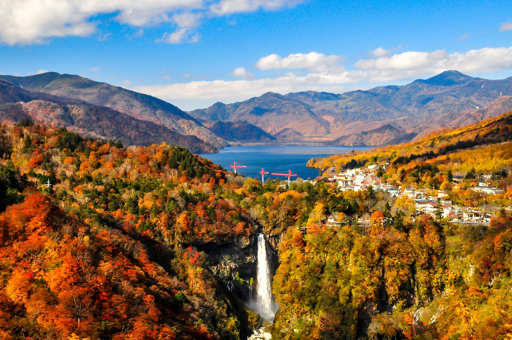 1. Nikko, tỉnh Tochigi, Nhật Bản là nơi nổi tiếng nhất mỗi khi nhắc tới các địa điểm ngắm lá đỏ. Vùng đất này đẹp nhất vào mùa thu, có nhiều địa điểm ngắm cảnh nhưng nổi bật nhất phải kể tới đèo Irohazaka.

