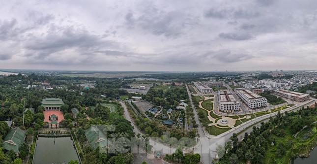 Bên phải khu đất nhà ông Thành là khu dự án nhà ở dân sinh, bên trái là khu Văn miếu Trấn Biên.