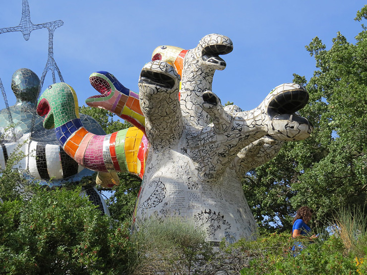 4. Niki de Saint Phalle đã dành 17 năm để tạo ra khu vườn đặc biệt này, với sự giúp đỡ của các nghệ sĩ đương đại, bao gồm cả chồng cô – Jean Tinguely, người đã tạo ra tác phẩm “Wheel of Fortune” được đặt ngay sau cổng vào.
