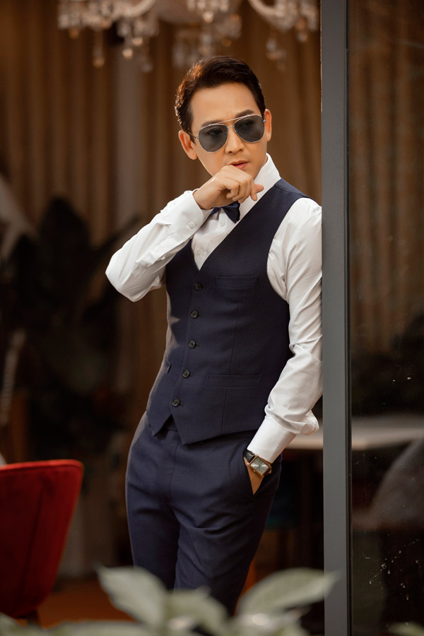 Dù khoác đủ suit jacket và waistcoat hay chỉ diện riêng sơ mi, bạn vẫn duy trì được diện mạo bảnh bao.