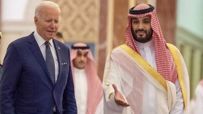 Thái tử Ả Rập Saudi Mohammed bin Salman (phải) gặp ông BIden ở Riyadh.