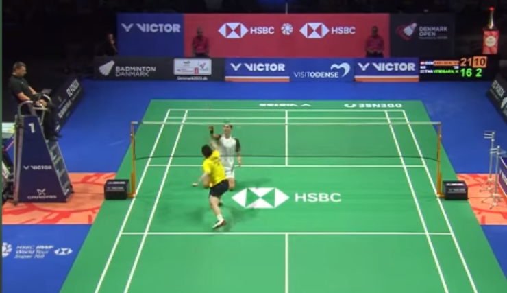 Axelsen (áo trắng) quỵ gối trước pha bỏ nhỏ thần sầu của đối thủ Thái Lan