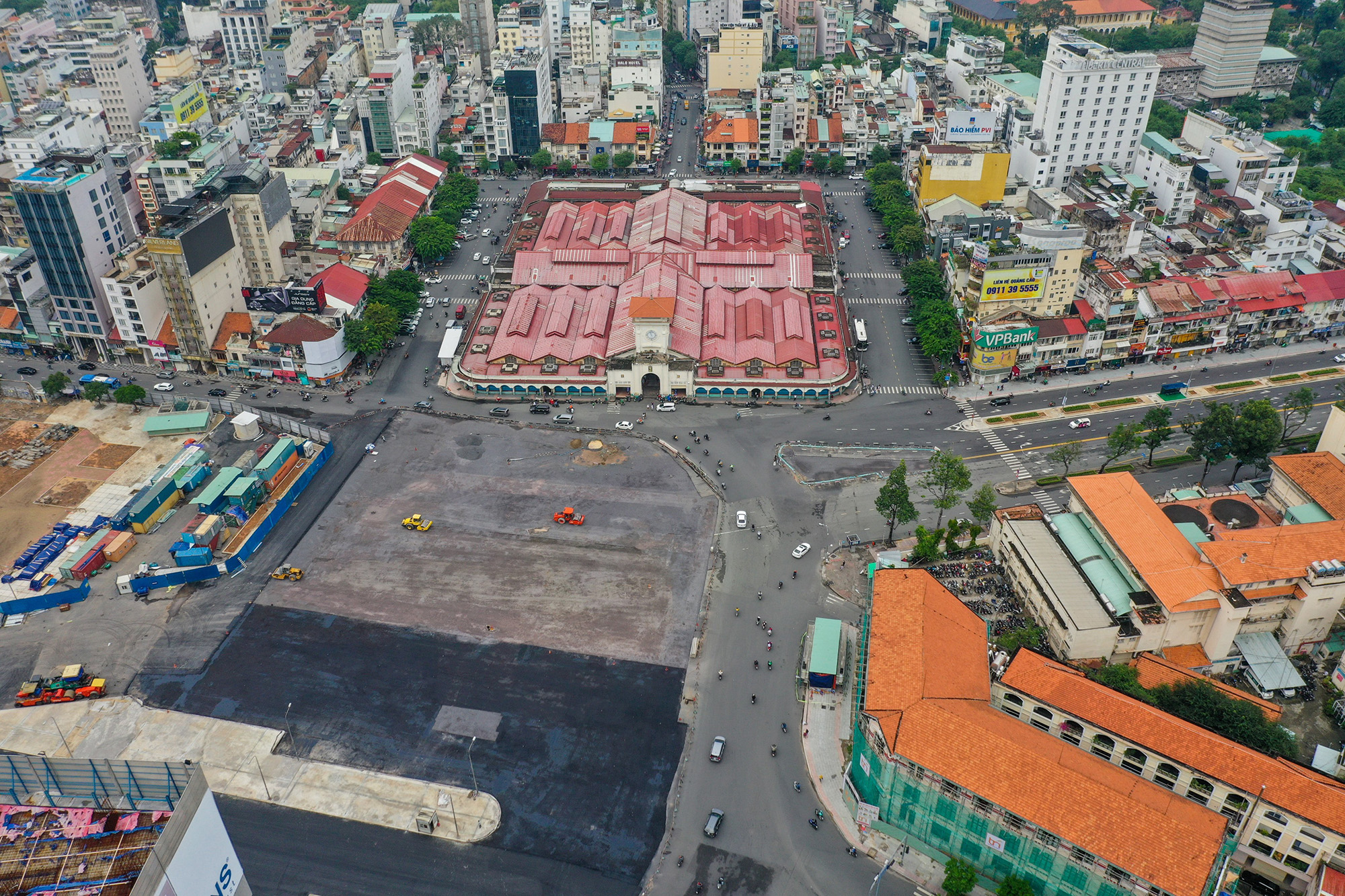 Nhà ga trung tâm Bến Thành cùng với ga Nhà hát TP và ga Ba Son là các ga ngầm của tuyến metro số 1. Ga ngầm có chiều dài 236m, rộng 60m, sâu 32m, quy mô 4 tầng. Nhà ga còn là điểm trung chuyển, kết nối các tuyến metro khác như tuyến số&nbsp;2 (Bến Thành - Tham Lương), tuyến số 3A (Bến Thành - Tân Kiên) và tuyến số 4 (Thạnh Xuân - Khu đô thị Hiệp Phước). Tuyến metro số 1 dài gần 20km từ ga Bến Thành đến depot Long Bình (TP Thủ Đức) có tổng mức đầu tư hơn 43.700 tỷ đồng, hiện đã đạt 92,53% khối lượng.