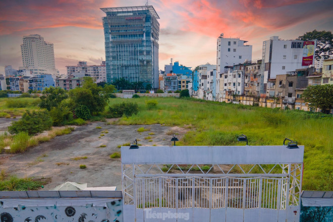 Trước đây, khu đất là Nhà máy thuốc lá Sài Gòn. Năm 2008, với việc di dời nhà máy ra huyện Bình Chánh, Tổng Cty Thuốc lá Việt Nam và Công ty Thuốc lá Sài Gòn quyết định góp vốn thực hiện dự án thương mại trên cùng các đối tác.