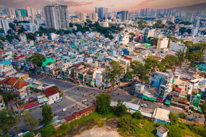 Tuy nhiên, Công ty TNHH Bất động sản Trí Đức là đơn vị mua lại 62% vốn điều lệ của Công ty TNHH Vina Alliance từ Công ty TNHH Pacific Alliance Land Limited (thuộc quỹ đầu tư Vina Land Ltd, thành viên của Vina Capital). Đến ngày 7/9/2017, thương vụ này được công bố trên Sở Giao dịch Chứng khoán London với giá 41,2 triệu USD.