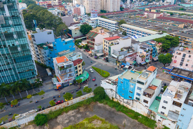 Bên nhận chuyển nhượng phần vốn góp của Tổng Cty Thuốc lá Việt Nam là Công ty TNHH Sơn Đông. Đầu năm 2017, Công ty TNHH Vina Alliance bị chi phối bởi 2 cổ đông, gồm Công ty TNHH Sơn Đông (38% vốn điều lệ) và Công ty TNHH Bất động sản Trí Đức (62% vốn điều lệ).