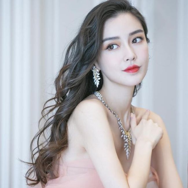 Angelababy gia nhập giới giải trí khi mới 15 tuổi với tư cách người mẫu ảnh sau đó chuyển sang diễn xuất. Tuy nhiên, Angelababy chưa có được một vai diễn nổi bật. Cô chỉ được xem là "một bông hoa đẹp" trên màn ảnh. &nbsp;
