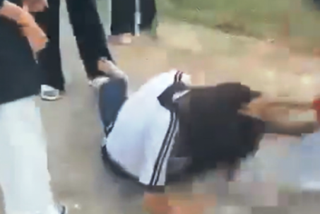 Nữ sinh ở Quảng Ngãi bị đánh hội đồng, kéo lê trên đường