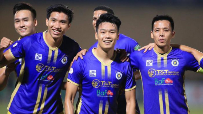 Văn Hậu (từ hai từ trái sang) đồng đội ăn mừng bàn thắng ở trận gặp TP.HCM. Ảnh VPF