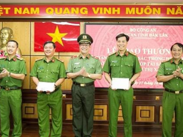 Thưởng nóng lực lượng khám phá vụ nhóm bạn tù cướp tài sản nhà chủ tịch huyện