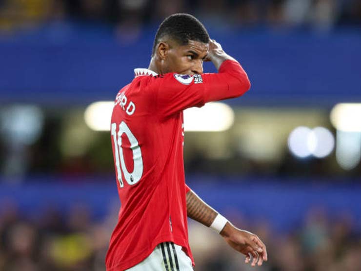 MU thoát hiểm trước Chelsea: Rashford sút quá tệ, fan MU có nhớ Ronaldo?