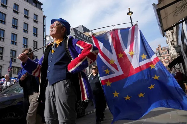 Người biểu tình Anh cầm cờ ủng hộ London tái gia nhập EU. Ảnh: Reuters