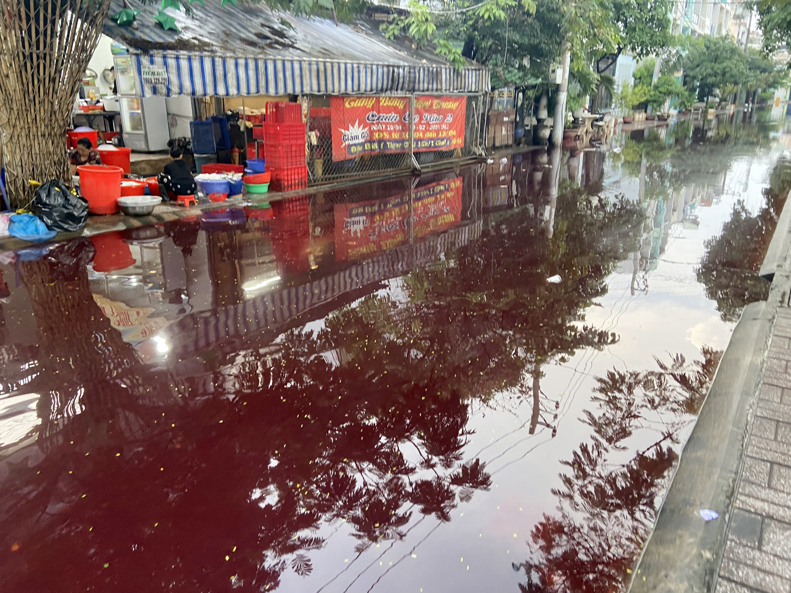 &nbsp;Đến hơn 18h cùng ngày, nhiều khu vực ở đường Phan Anh vẫn còn ngập trong nước đỏ ngòm.