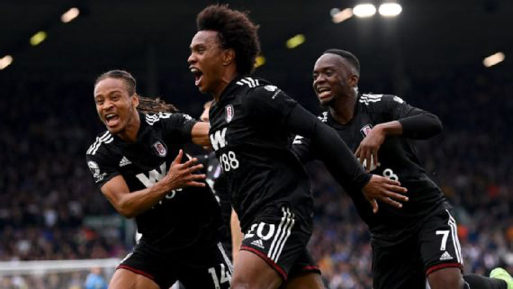 Willian (giữa) ghi bàn giúp Fulham nhân đôi cách biệt trước Leeds United trong hiệp 2