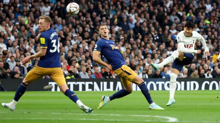 Tottenham (áo trắng) gặp nhiều khó khăn trước Newcastle