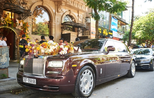 Khoảng 13h chiều, chú rể mặc vest lịch lãm, tay cầm hoa, ngồi xe Rolls-Royce Phantom của bố&nbsp;- ông Đỗ Quang Hiển, đến nhà Hoa hậu Đỗ Mỹ Linh trên phố Hàng Đào. Siêu xe của bầu Hiển mang tên Hòa bình và Vinh quang (Peace &amp; Glory), được lắp ráp tại nhà máy ở Anh, tốn 460 giờ sản xuất cơ bản cộng thêm 260 giờ cho thiết kế và chế tác các chi tiết thủ công, có giá trị khoảng 83 tỷ đồng.
