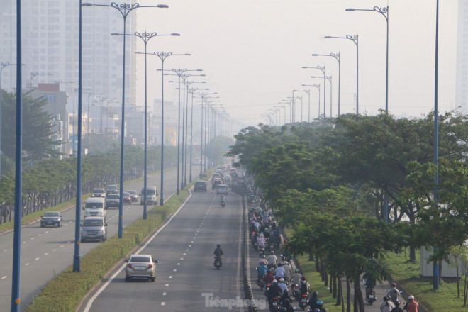 TP.HCM chìm trong sương mù, nhiều tòa nhà cao tầng &#34;mất hút&#34; - 4