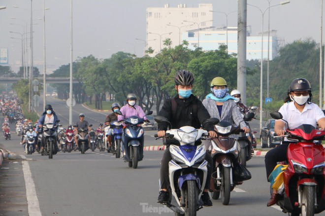 TP.HCM chìm trong sương mù, nhiều tòa nhà cao tầng &#34;mất hút&#34; - 2