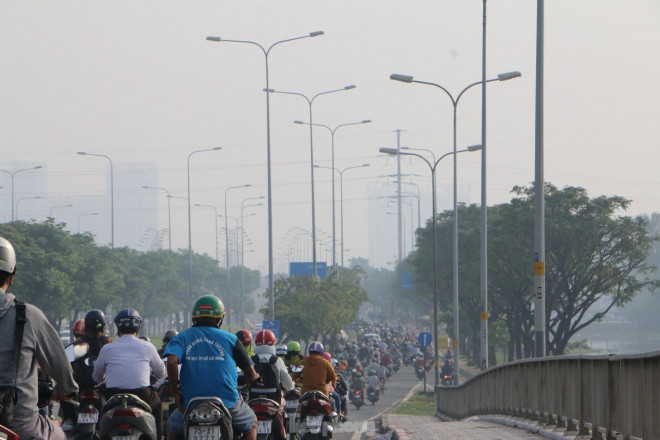 TP.HCM chìm trong sương mù, nhiều tòa nhà cao tầng &#34;mất hút&#34; - 3