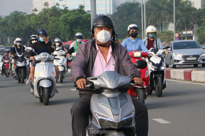 TP.HCM chìm trong sương mù, nhiều tòa nhà cao tầng &#34;mất hút&#34; - 5