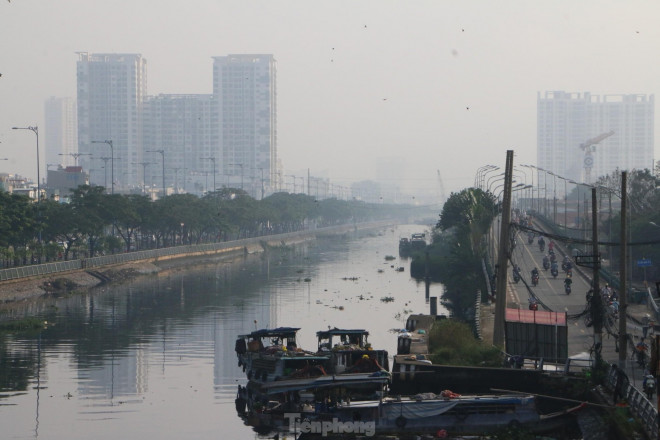 TP.HCM chìm trong sương mù, nhiều tòa nhà cao tầng &#34;mất hút&#34; - 7