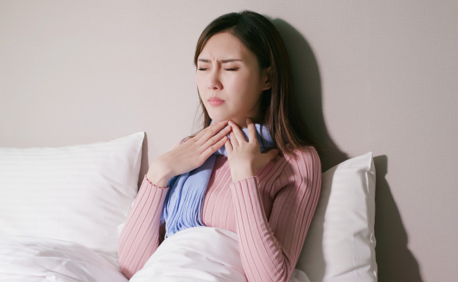 Bệnh nhân viêm họng thường mệt mỏi, họng rất đau nên khó nói, khó ăn, khó nuốt.
