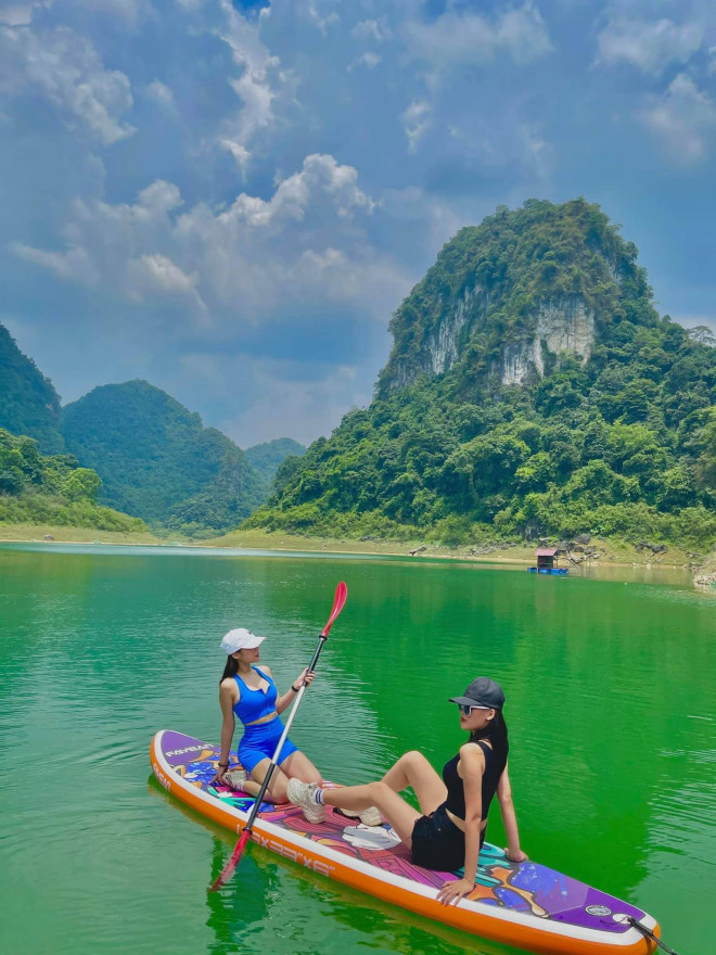 Du khách đến hồ Thang Hen sẽ được chiêm ngưỡng cảnh sắc thiên nhiên tuyệt đẹp, những dãy núi trùng điệp bao quanh hồ, nhiều khối đá bị xẻ tạo thành những chiếc răng bừa khổng lồ