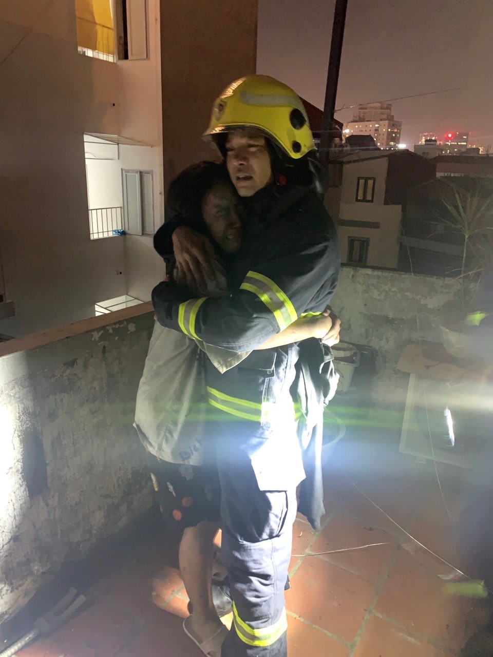 Lính cứu hoả kể lại khoảnh khắc nữ nạn nhân ôm chặt, oà khóc nức nở sau vụ cháy - 2