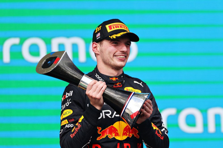 Verstappen ăn mừng chiến thắng chặng thứ 13 trong mùa giải