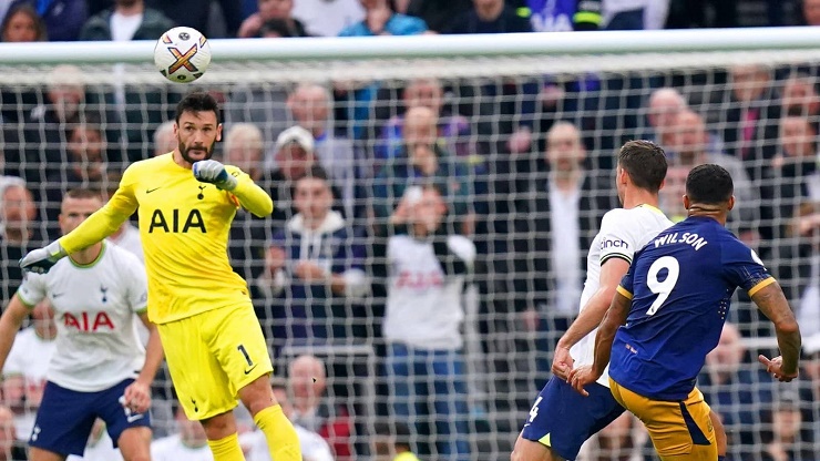 Lloris (áo vàng) mắc cú đúp&nbsp;sai lầm khiến Tottenham ôm hận