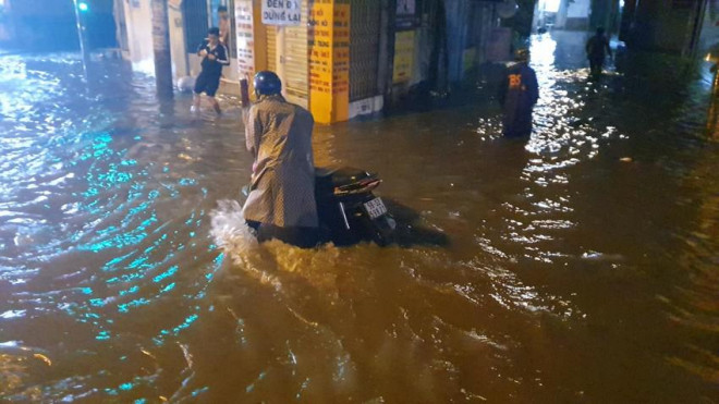 Mưa lớn ở TP.HCM, đường ngập nửa mét, hàng trăm người vật vã trong mưa - 3