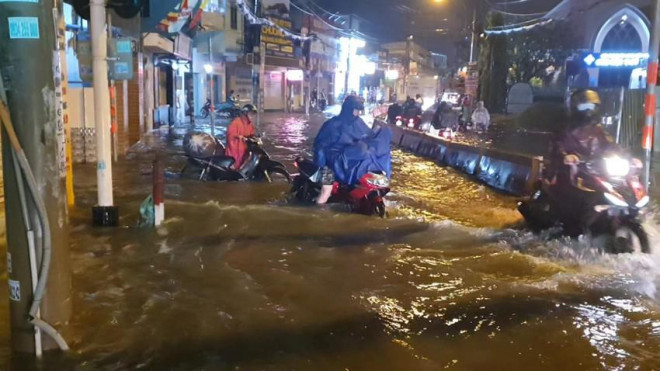 Tại đoạn đầu đường Tô Ngọc Vân (đoạn gần đường Phạm Văn Đồng), nước dâng cao đến hết bánh xe máy.