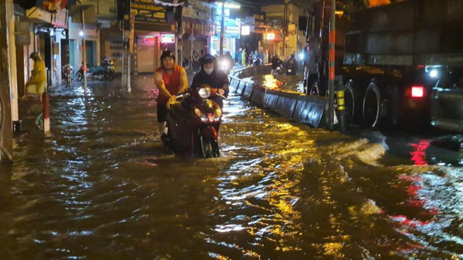 Mưa lớn ở TP.HCM, đường ngập nửa mét, hàng trăm người vật vã trong mưa - 14