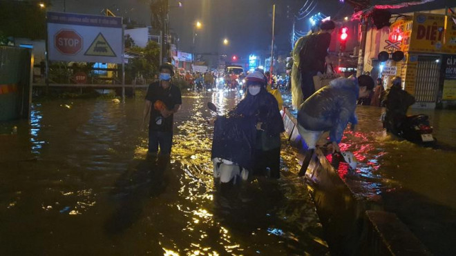 Mưa lớn ở TP.HCM, đường ngập nửa mét, hàng trăm người vật vã trong mưa - 16