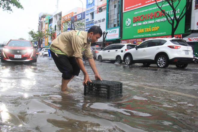 Đà Nẵng mưa từ sáng đến trưa, nhiều người sợ ngập nháo nhào tìm lối thoát - 3