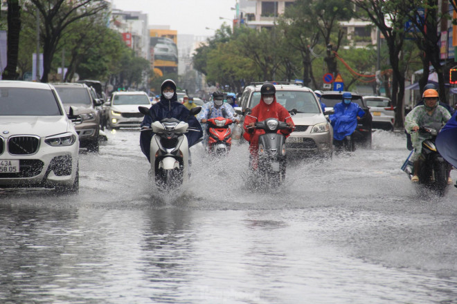 Đà Nẵng mưa từ sáng đến trưa, nhiều người sợ ngập nháo nhào tìm lối thoát - 2