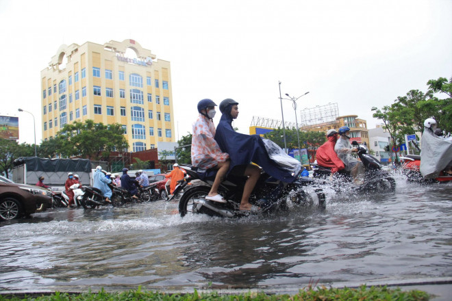 Đà Nẵng mưa từ sáng đến trưa, nhiều người sợ ngập nháo nhào tìm lối thoát - 1