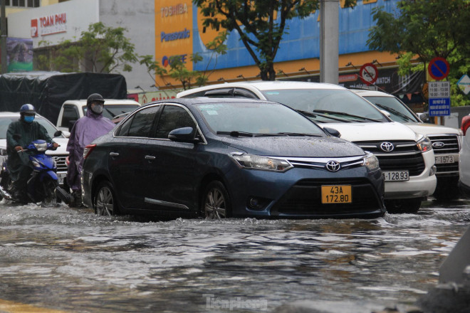 Đà Nẵng mưa từ sáng đến trưa, nhiều người sợ ngập nháo nhào tìm lối thoát - 7