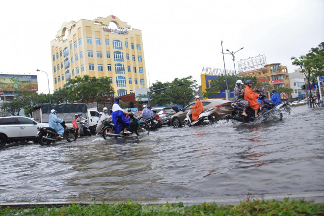 Đà Nẵng mưa từ sáng đến trưa, nhiều người sợ ngập nháo nhào tìm lối thoát - 8