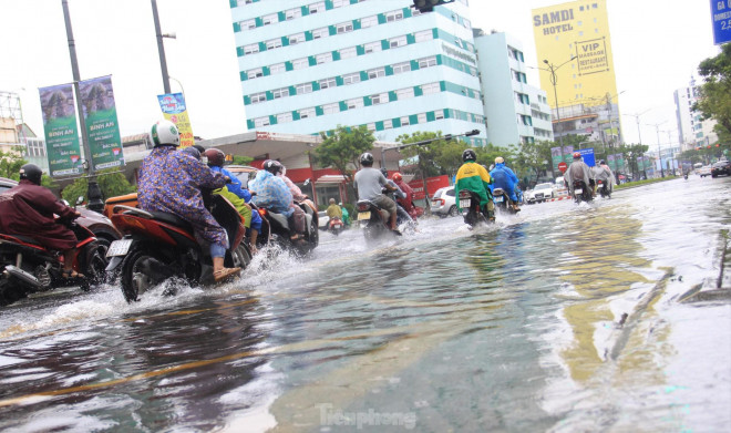 Đà Nẵng mưa từ sáng đến trưa, nhiều người sợ ngập nháo nhào tìm lối thoát - 6