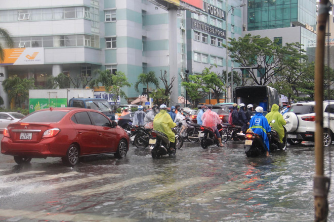 Đà Nẵng mưa từ sáng đến trưa, nhiều người sợ ngập nháo nhào tìm lối thoát - 4