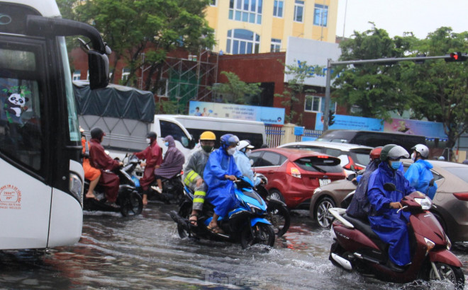 Đà Nẵng mưa từ sáng đến trưa, nhiều người sợ ngập nháo nhào tìm lối thoát - 9