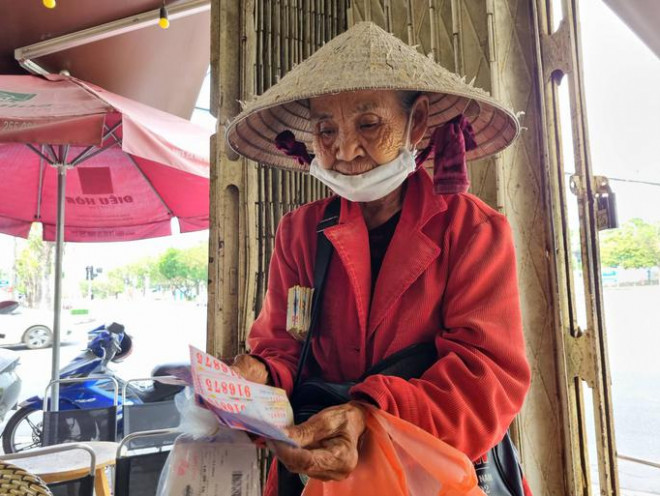 Cụ Chính tuổi cao sức yếu, hàng ngày đi bán vé số kiếm từng đồng để trang trải cuộc sống không may bị kẻ xấu lừa lấy tiền