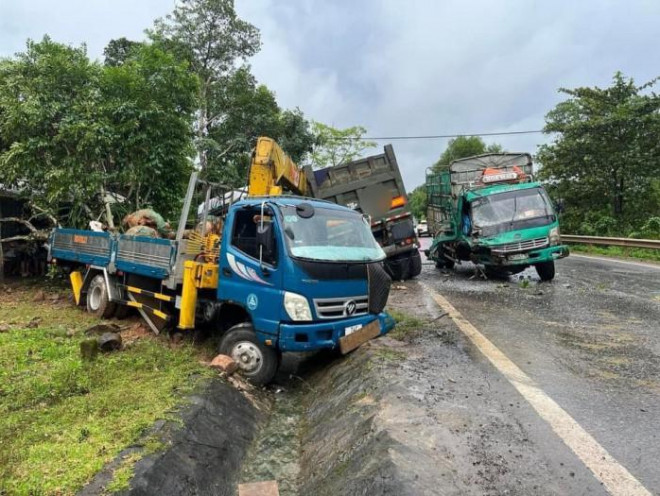 Nhiều ô tô hư hỏng sau tai nạn liên hoàn trên đường Hồ Chí Minh nhánh Đông - 1