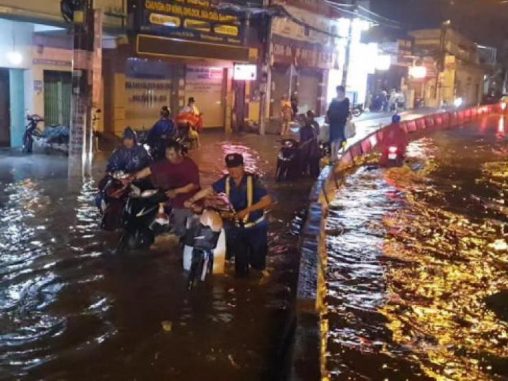 Mưa lớn ở TP.HCM, đường ngập nửa mét, hàng trăm người vật vã trong mưa