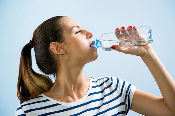 Uống đủ nước mỗi ngày để phòng bệnh.